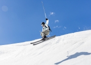 开云体育在线-麦科勒姆狂飙点燃赛场，四川队团队篮球完胜山东