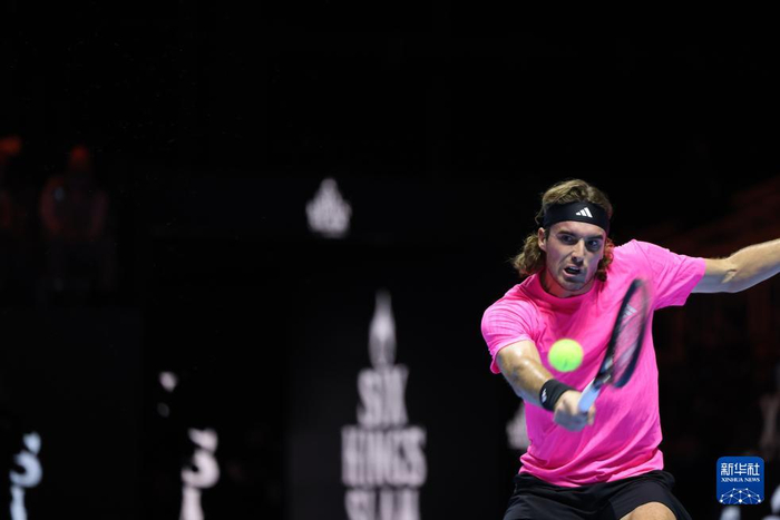 包含欧洲网球队翻盘英国网球队，西西帕斯关键制胜的词条