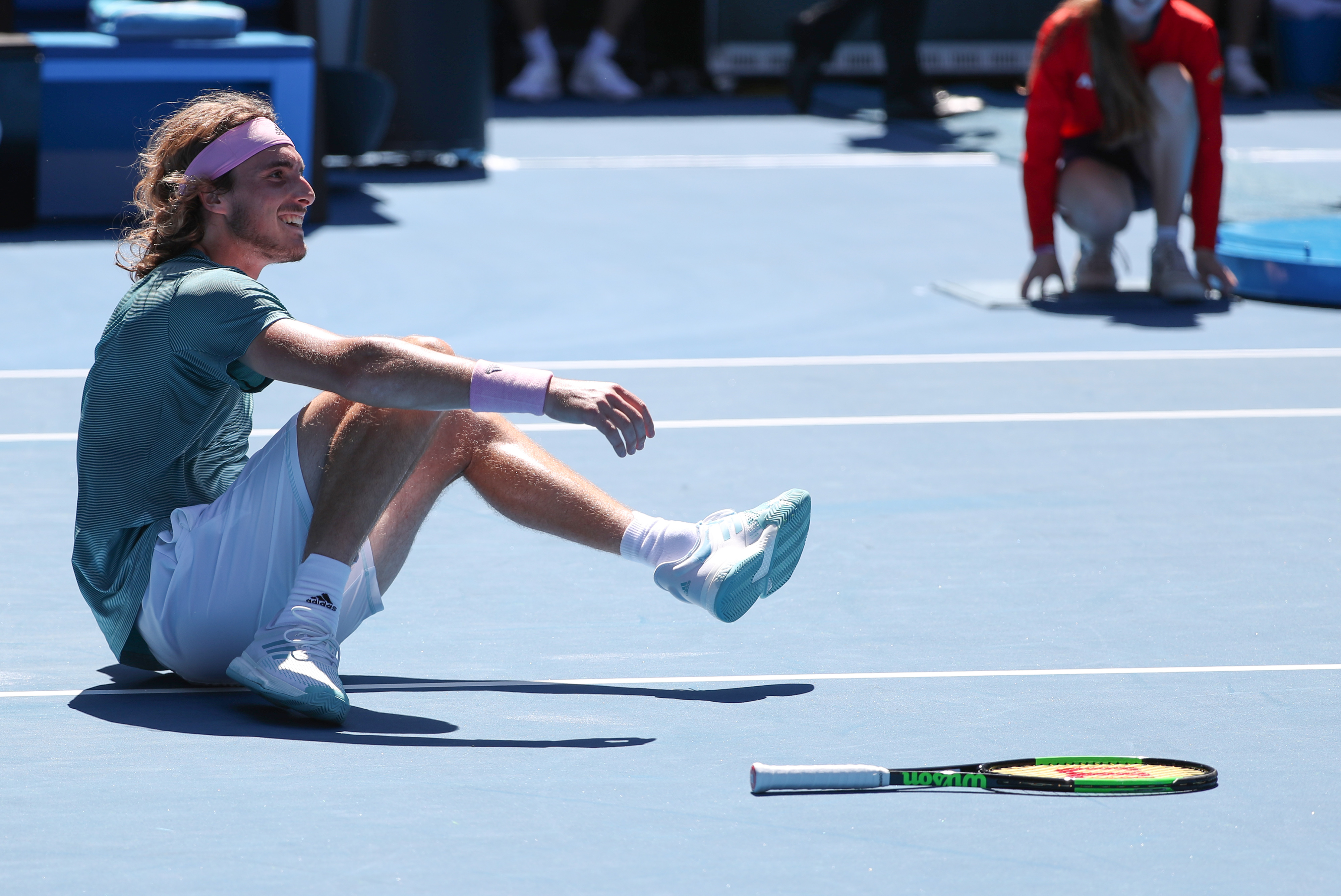 包含欧洲网球队翻盘英国网球队，西西帕斯关键制胜的词条