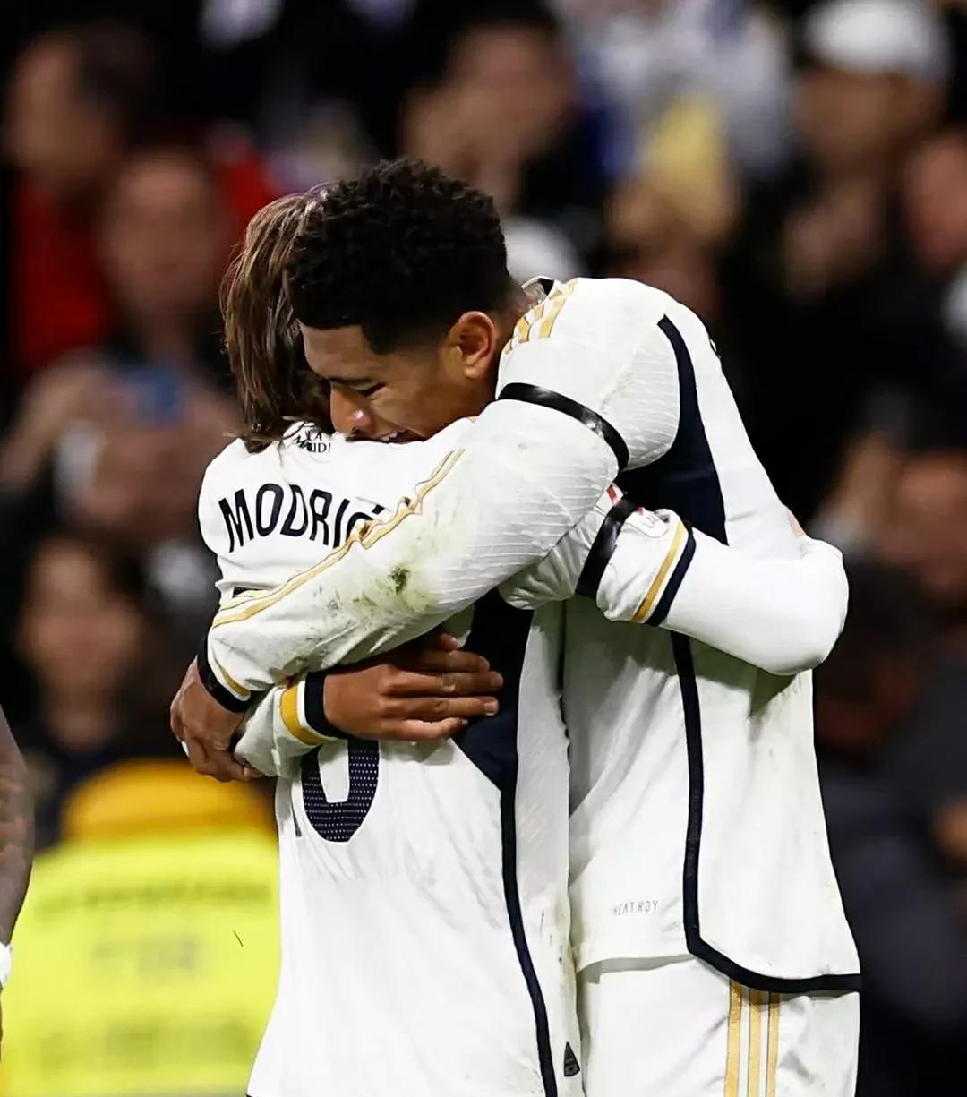 里昂逆转巴黎,贝林厄姆带队取胜 里昂逆转巴黎,贝林厄姆带队取胜