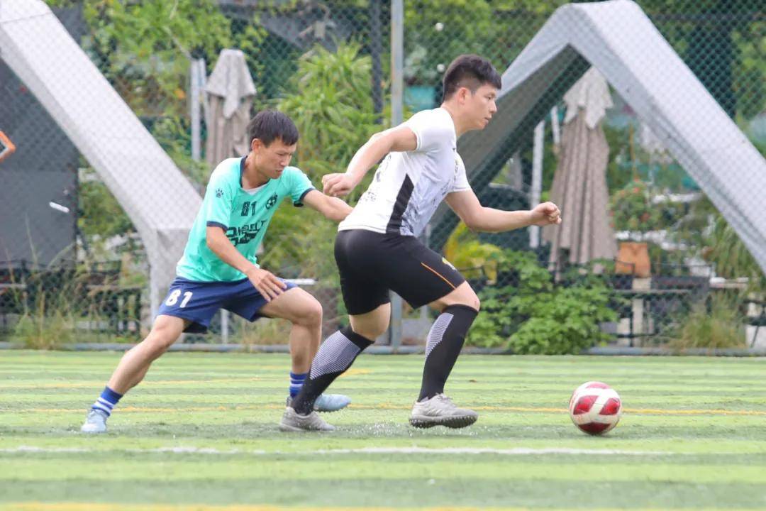 激情足球对决点燃赛场，球员实力角逐激烈的简单介绍