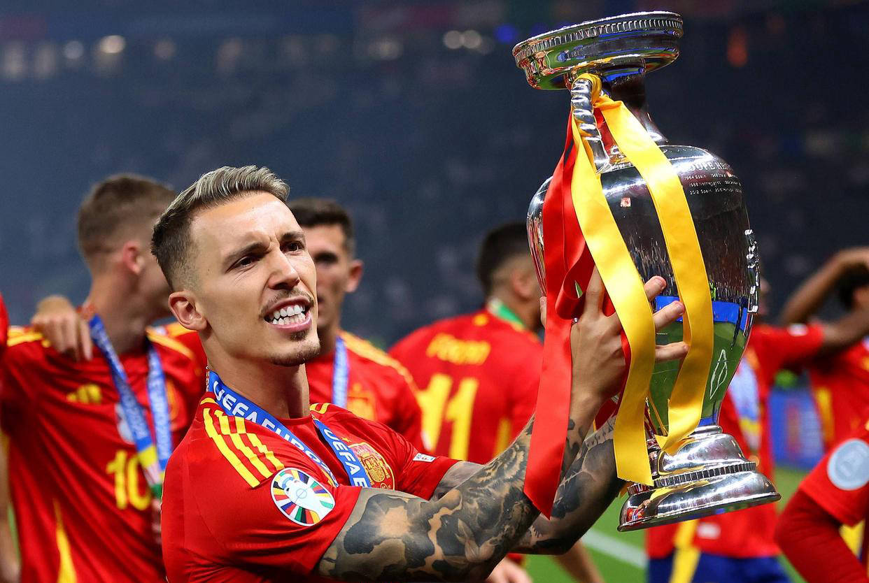 包含曼联豪取胜利，豪情万丈，继续冲刺前进的词条