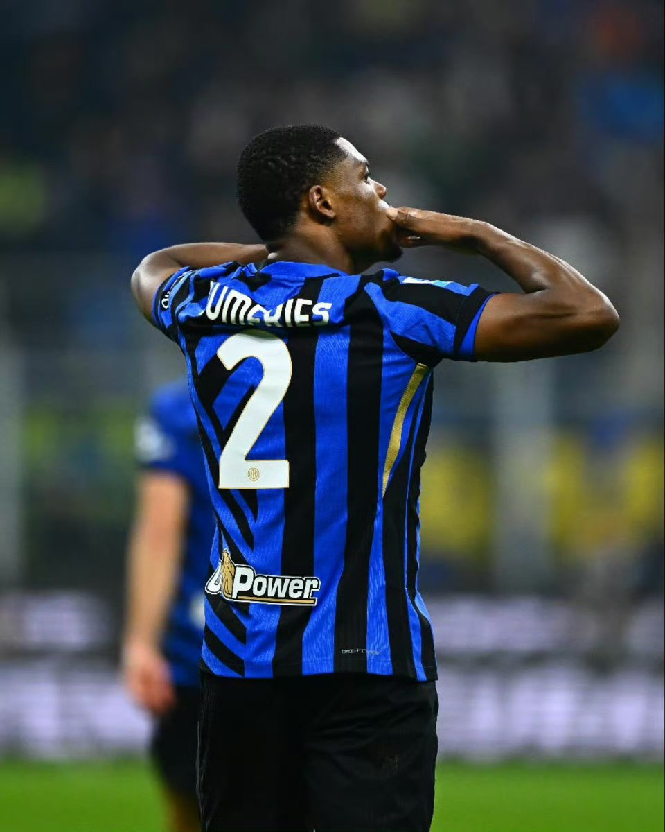 尤文图斯前锋眼看球门再度得手的简单介绍 尤文图斯前锋眼看球门再度得手的简单介绍