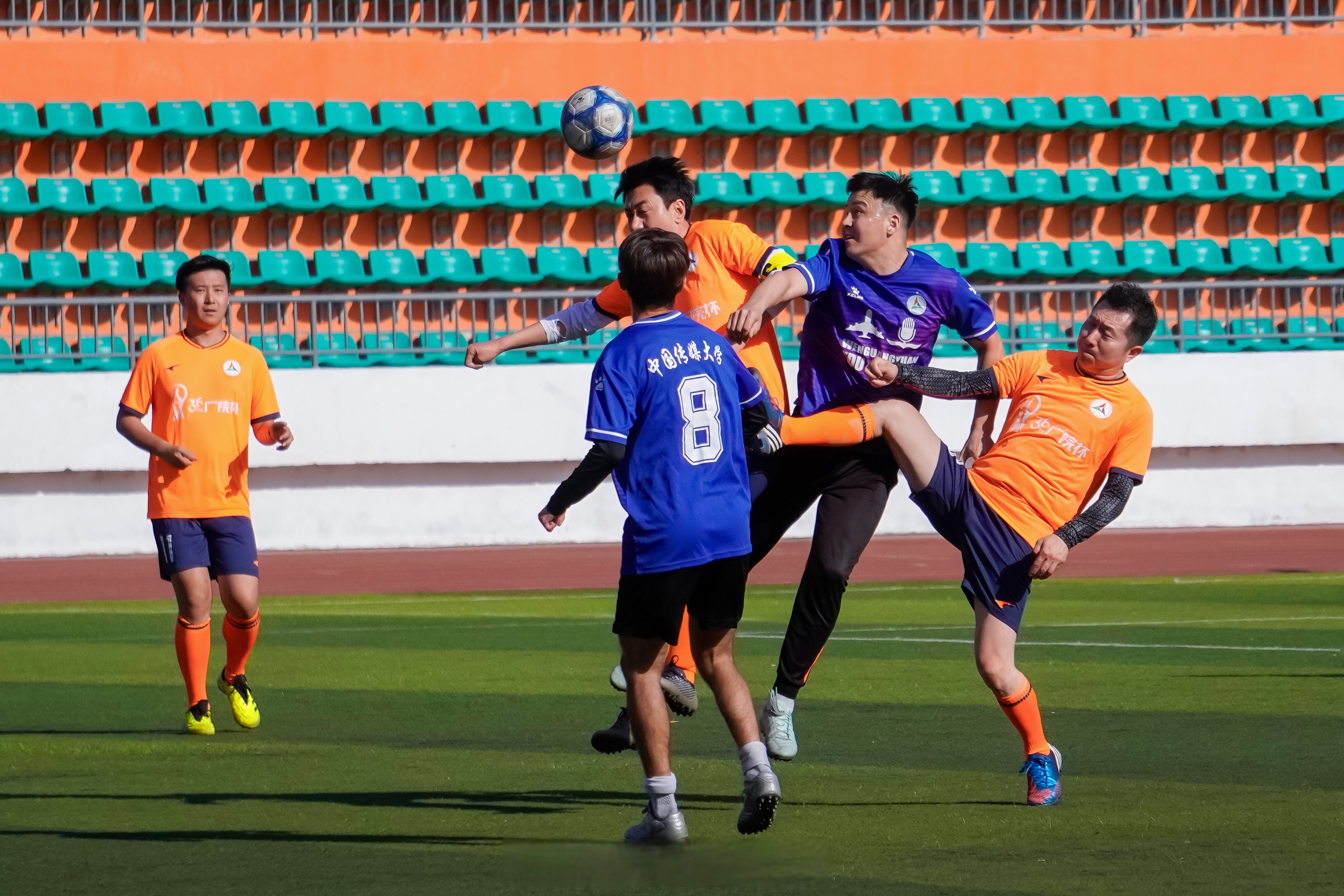 包含精湛技艺展现无限风采，球场上光芒四射的词条