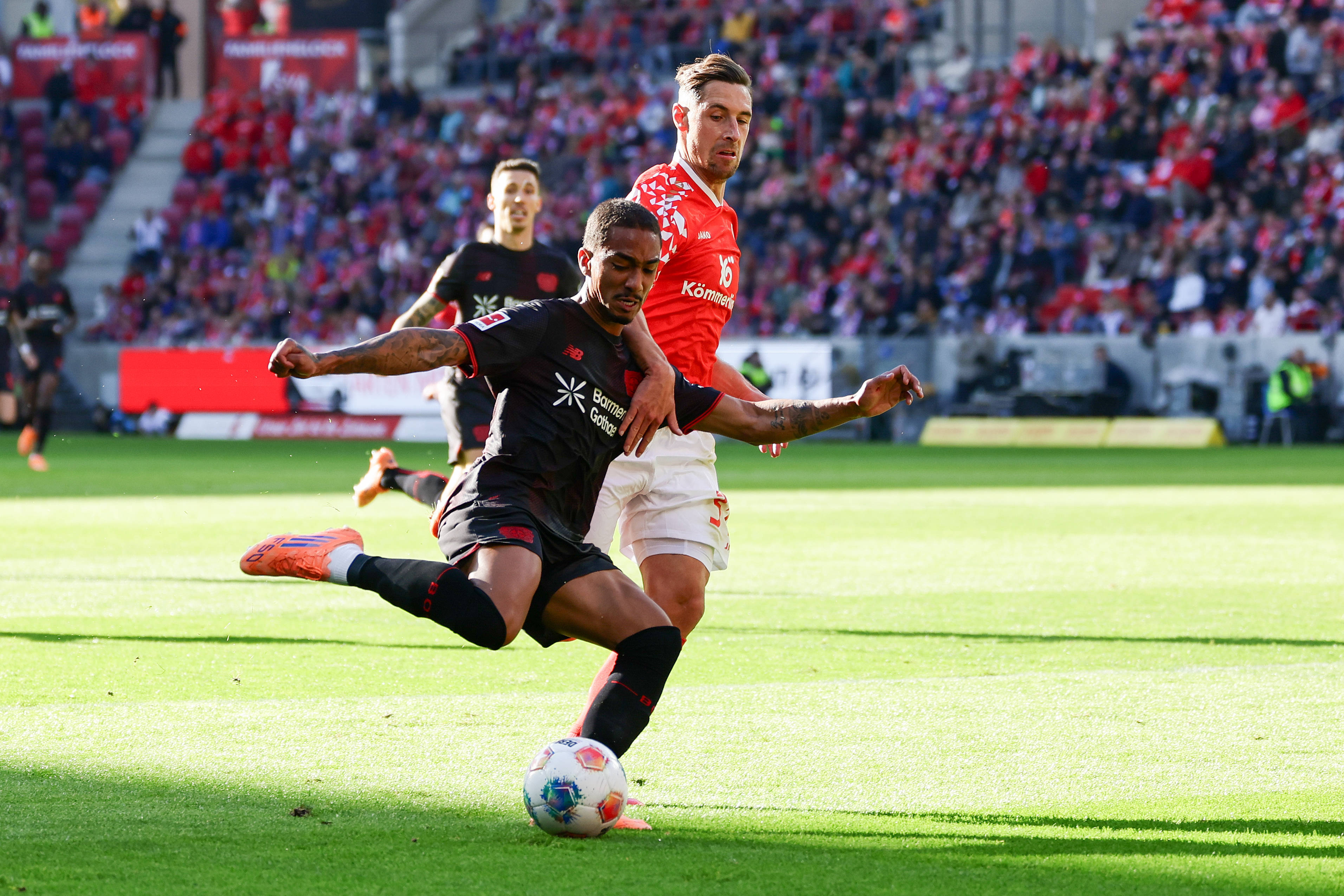 美因茨队员努力战斗赢得比赛