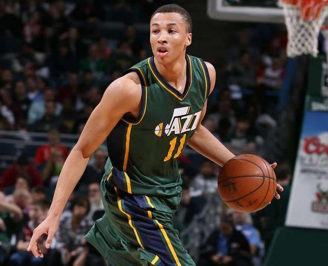 包含后卫连续被点名批评，球队讨论解决问题方法的词条