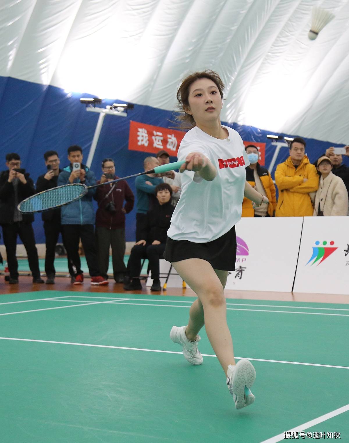 体育竞技中，女子球队斗志昂扬