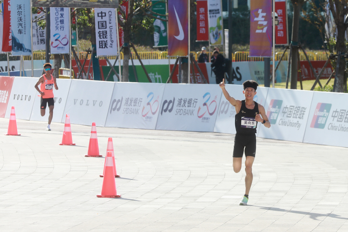 国内选手在比赛中表现出色，助力赢得胜利